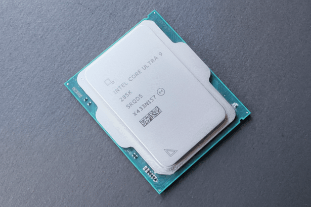 An Intel Core Ultra 9 processor against a dark grey background, presented in a 16: 9 aspect ratio.