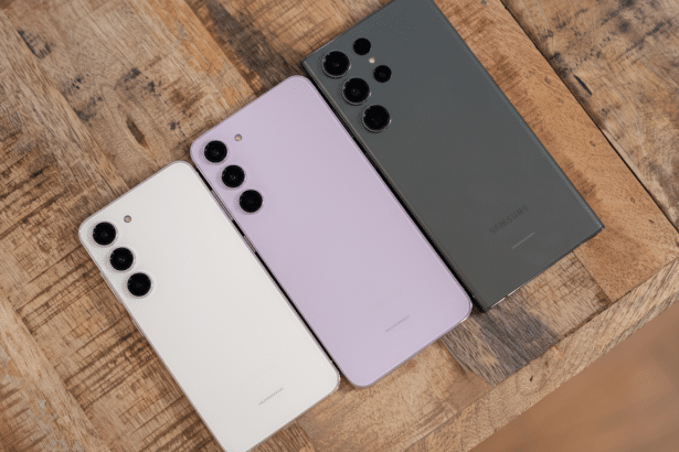 Three Samsung smartphones in white, lavender, and dark gray on a wooden surface, resized to a 1 6: 9 aspect ratio.