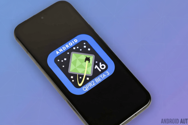 ** Alt Text**: A smartphone displaying the Android QPR 2 Beta 3 update icon on its screen. ** Filena