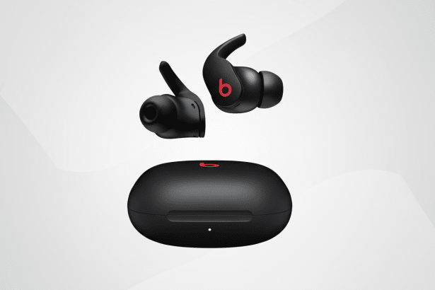 A pair of black Beats Fit Pro wireless earbuds are shown with their matching charging case on a light grey background with subtle white gradient patterns. Filename : beatsfit proear budsand case.png