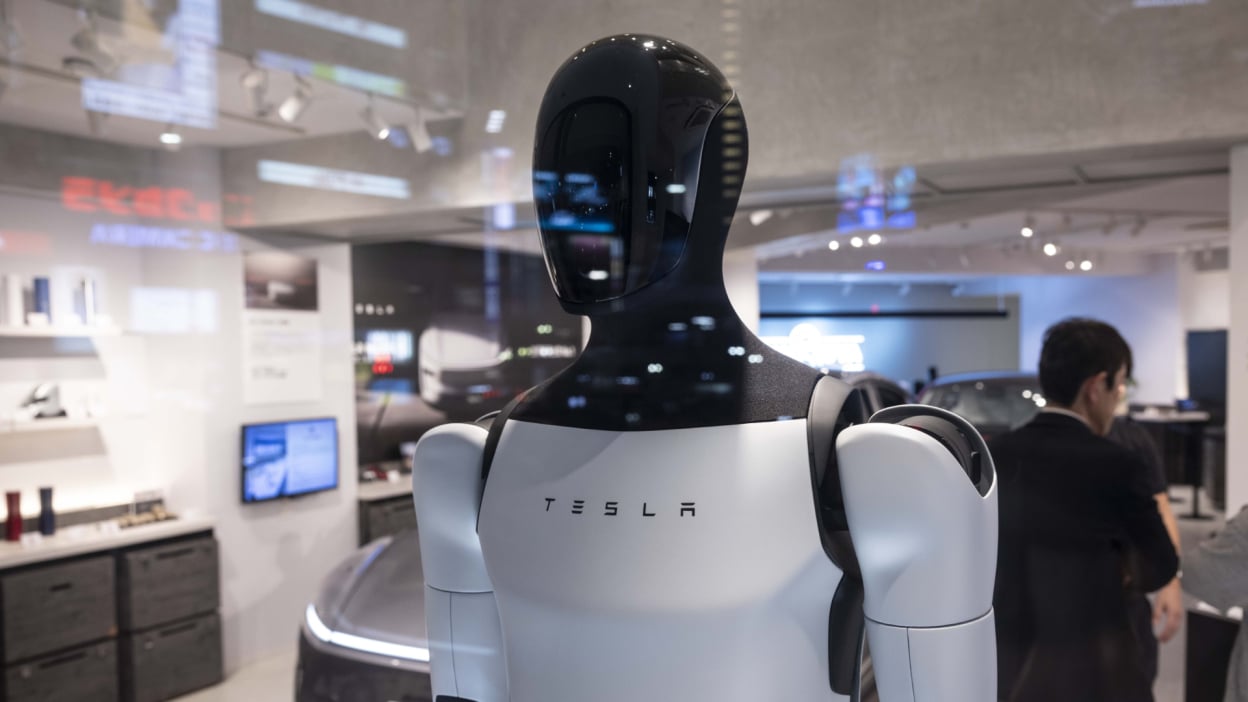 Elon Musk ties pay to robot workforce performance