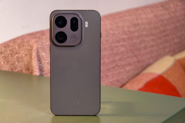 200MP telephoto camera leads triple rear camera setup on a flagship smartphone