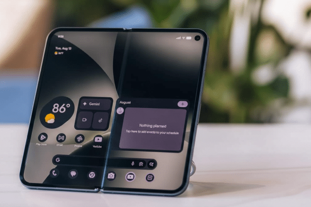 A modern foldable smartphone displaying widgets for weather, calendar, and apps , presented at a slight angle on a light surface with a blurred professional background. Filename : foldable smartphonedisplay .png