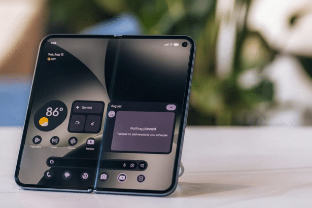 A close-up shot of a foldable smartphone, displaying a customized home screen with various app icons, weather information , and a calendar widget on a blurred background. Filename : foldable smartphonedisplay .png