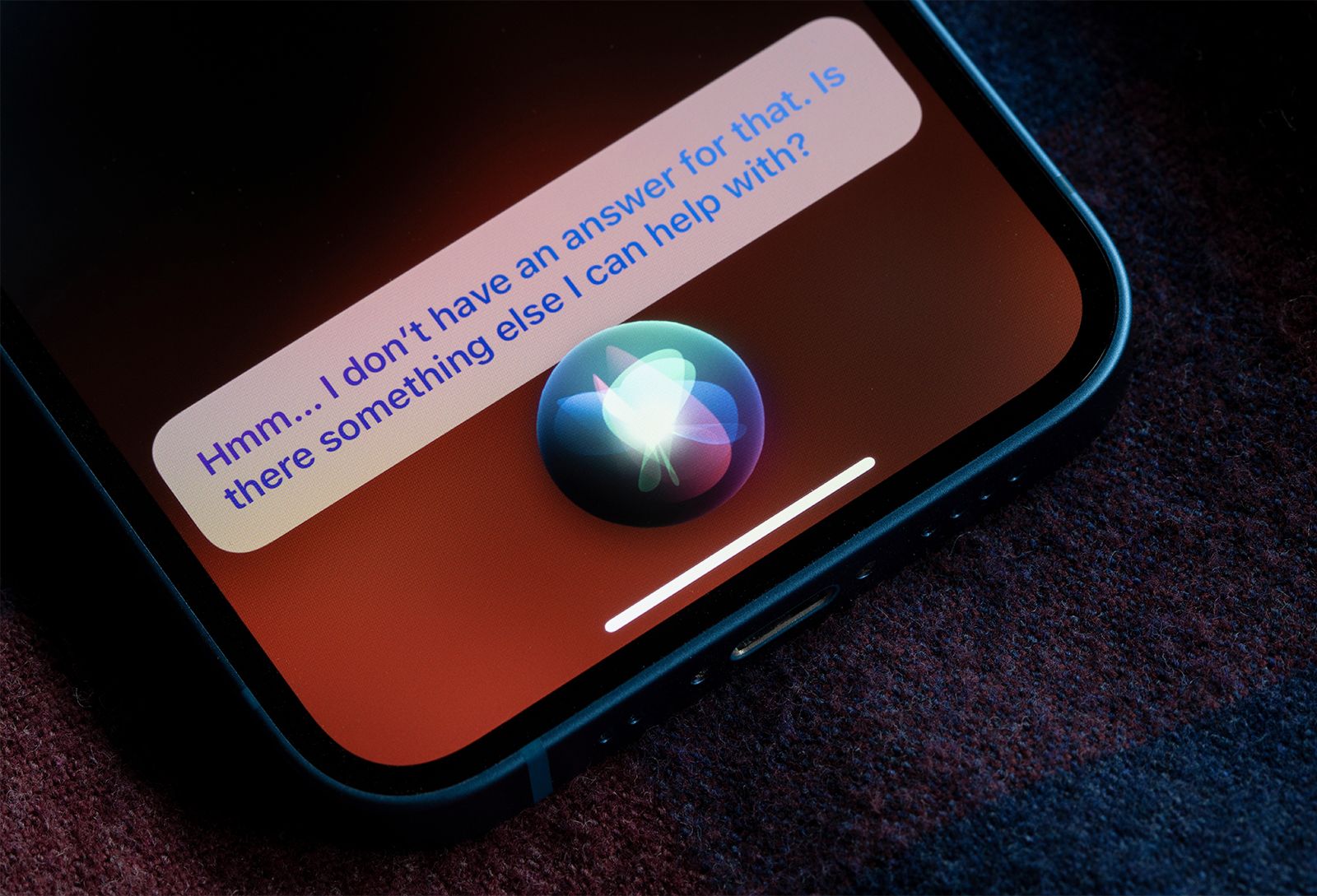 Apple Siri waveform with progress bar on iPhone, signaling delayed reboot