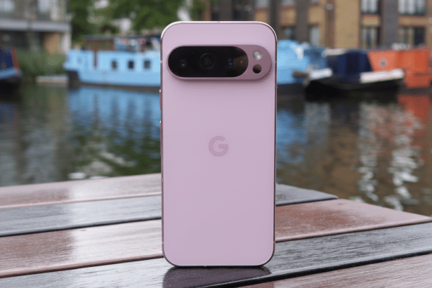 A professional shot of a lilac -colored Google Pixel phone on a wet wooden table, with a canal and boats in the blurred background. Filename : lilac google pixelcanal background .png