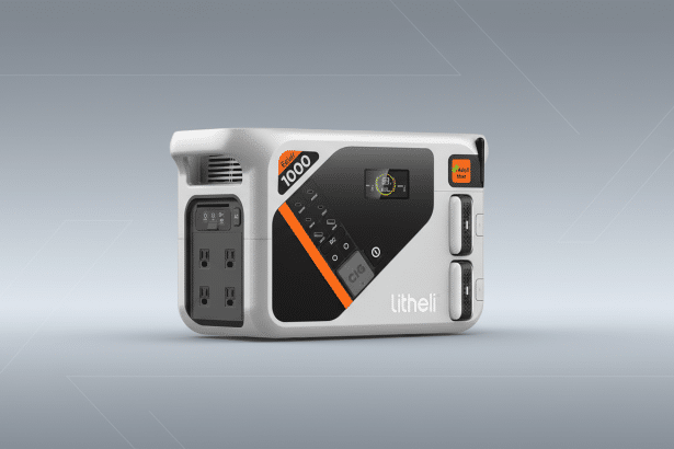 A white and black Lit heli Eclair 1000 portable power station with orange accents on a professional gray gradient background. Filename : litheli eclair1 000 powerstation. png