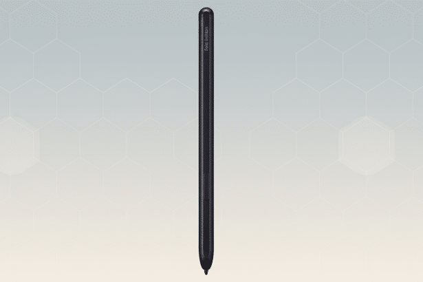 A professional image of a dark purple Samsung S Pen Fold Edition stylus , centered vertically against a subtle light gray and white hexagonal patterned background. Filename : samsungs penfold editionstyl us.png