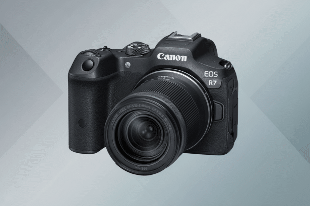A professional shot of the Canon EOS R7 mirrorless camera with an RF -S 1 8-15 0mm lens, set against a subtle gray gradient background with soft geometric patterns, resized to a 1 6:9 aspect ratio. Filename : canoneos r7 camera16 9. png