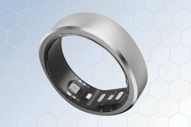 A professional 16:9 image of a silver smart ring with visible internal sensors and lights , against a light blue gradient background with subtle hexagonal patterns. Filename : silver smartring professionalbackground .png