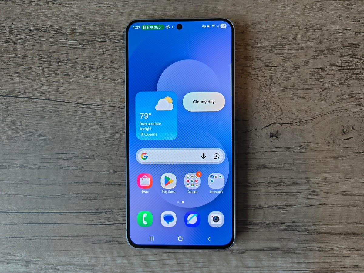 Samsung app error warning on Galaxy phone screen highlights flaw in its own software