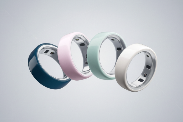 Four smart rings in blue, pink, mint green, and white, arranged diagonally on a light gray background with subtle geometric patterns.