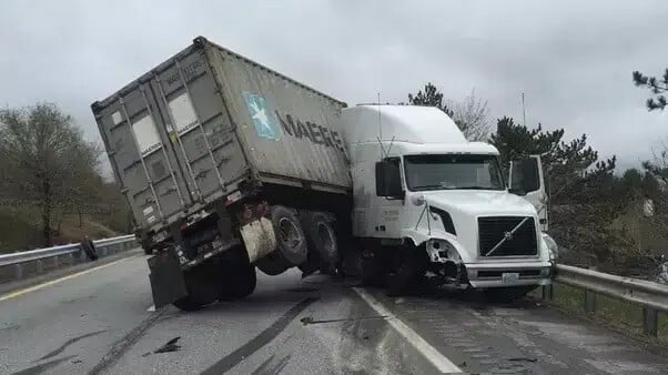 Image 1 of Common Causes of Jackknife Accidents Involving Large Trucks